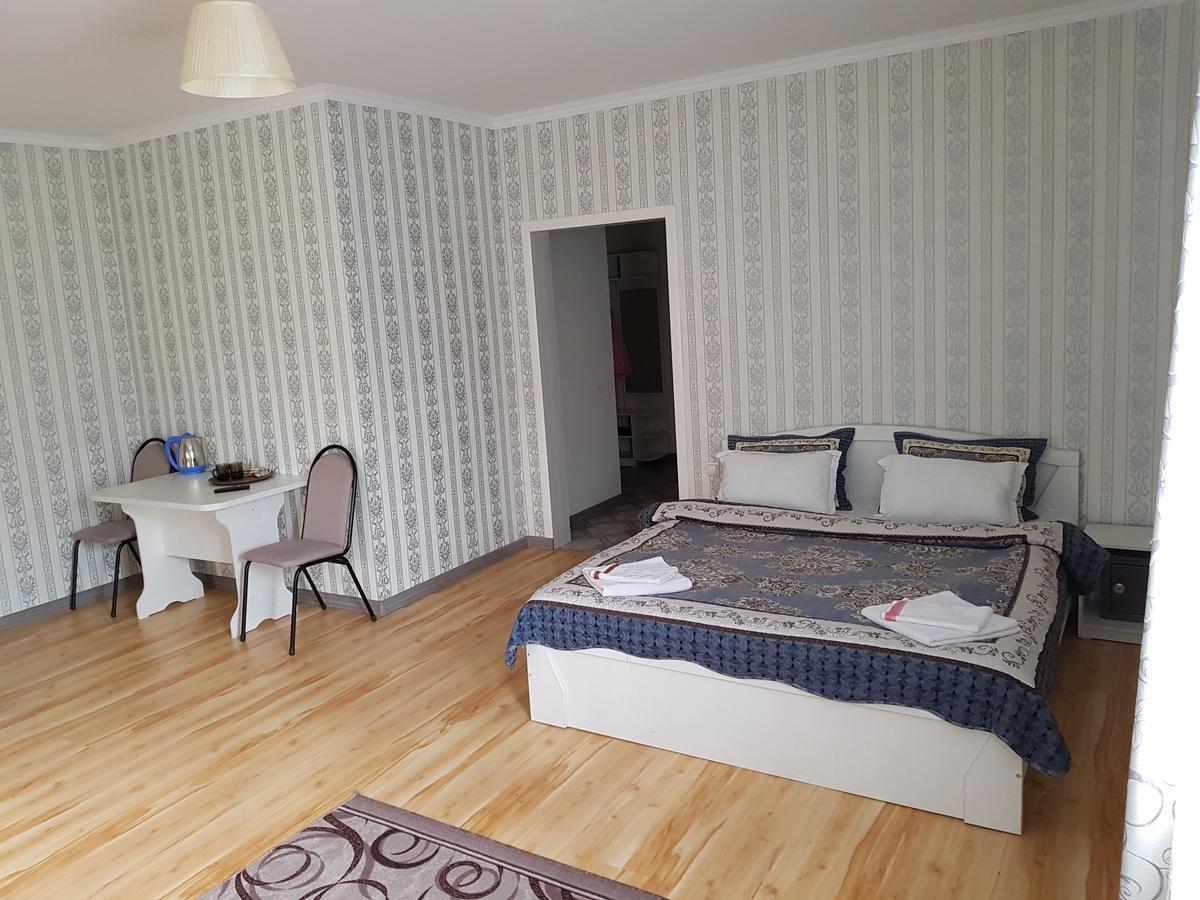 Mini Hotel Leila Алма Ата Екстериор снимка