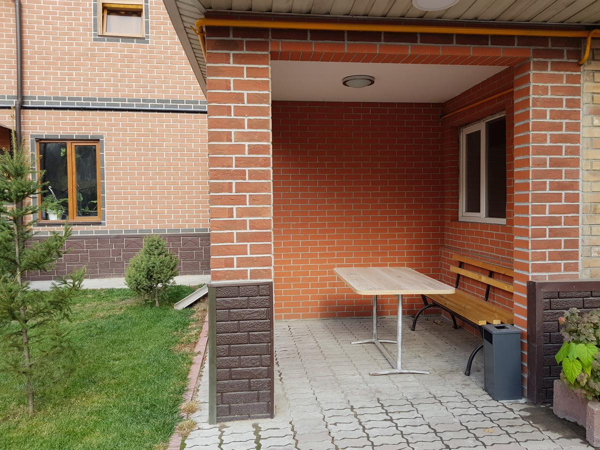 Mini Hotel Leila Алма Ата Екстериор снимка
