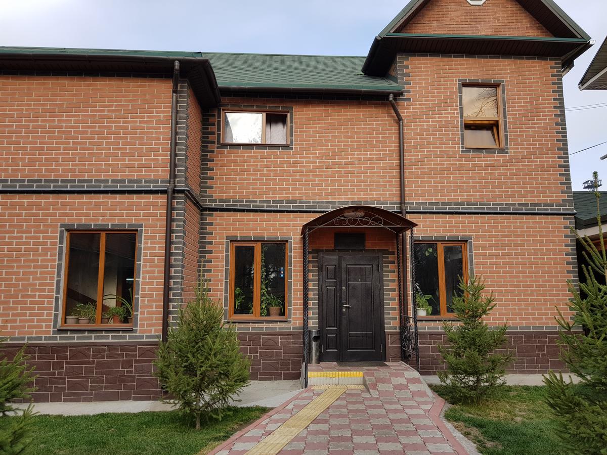 Mini Hotel Leila Алма Ата Екстериор снимка