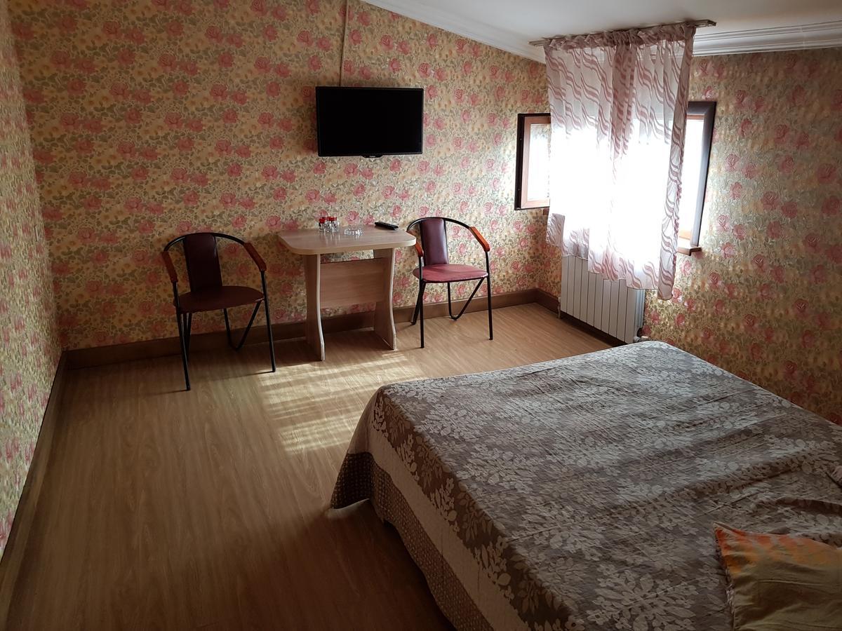 Mini Hotel Leila Алма Ата Екстериор снимка